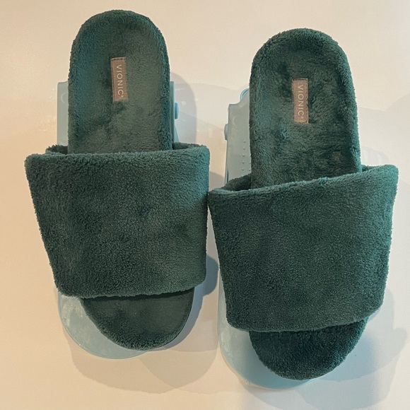 Vionic Shoes - Vionic Green Sleepers Size 9